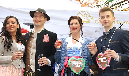 Die  neuen Prinzenpaare 2020 der Narrhalla 2020 Désirée I. und Moritz II. (li.) hatten Besuch vom neuen Prinzenpaar der Würmesia Nina I. und Lukas I., das ebenfalls um 11.11 Uhr auf dem Marienplatz nebenan vorgestellt wurde (©Foto. Martin Schmitz)